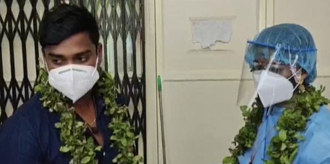 Benh nhan Covid-19 ket hon tai benh vien, co dau mac do bao ho hinh anh