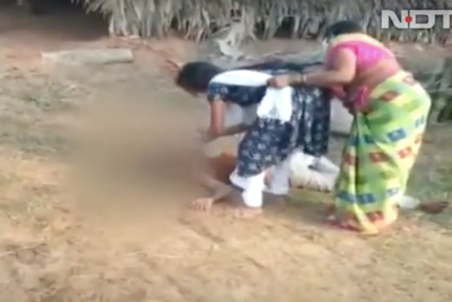 me can con mang nuoc cho cha covid-19 anh 1