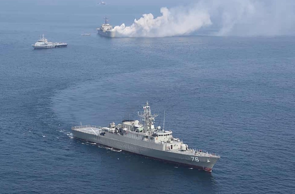 Chien ham My no 30 phat sung khi bi nhieu tau Iran ap sat hinh anh