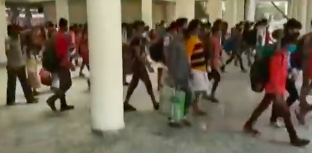 Hang tram khach di tau An Do ne xet nghiem Covid-19 hinh anh