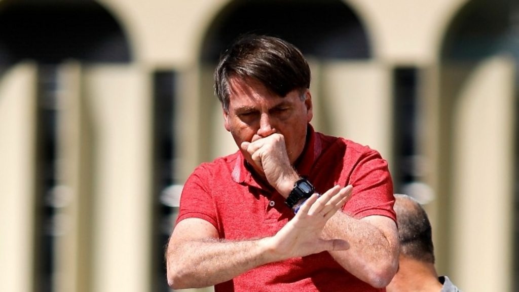 Bi phan doi tren may bay, ong Bolsonaro noi hanh khach ‘nen cuoi lua' hinh anh