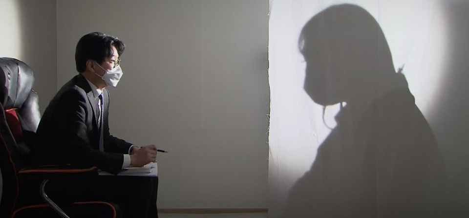 Nguoi Han Quoc phan no vu nu canh sat bi 16 dong nghiep quay roi hinh anh