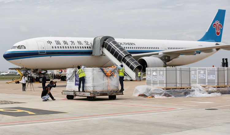 Campuchia mua vaccine Sinovac de tiem cho tre em tu 12 tuoi tro len hinh anh