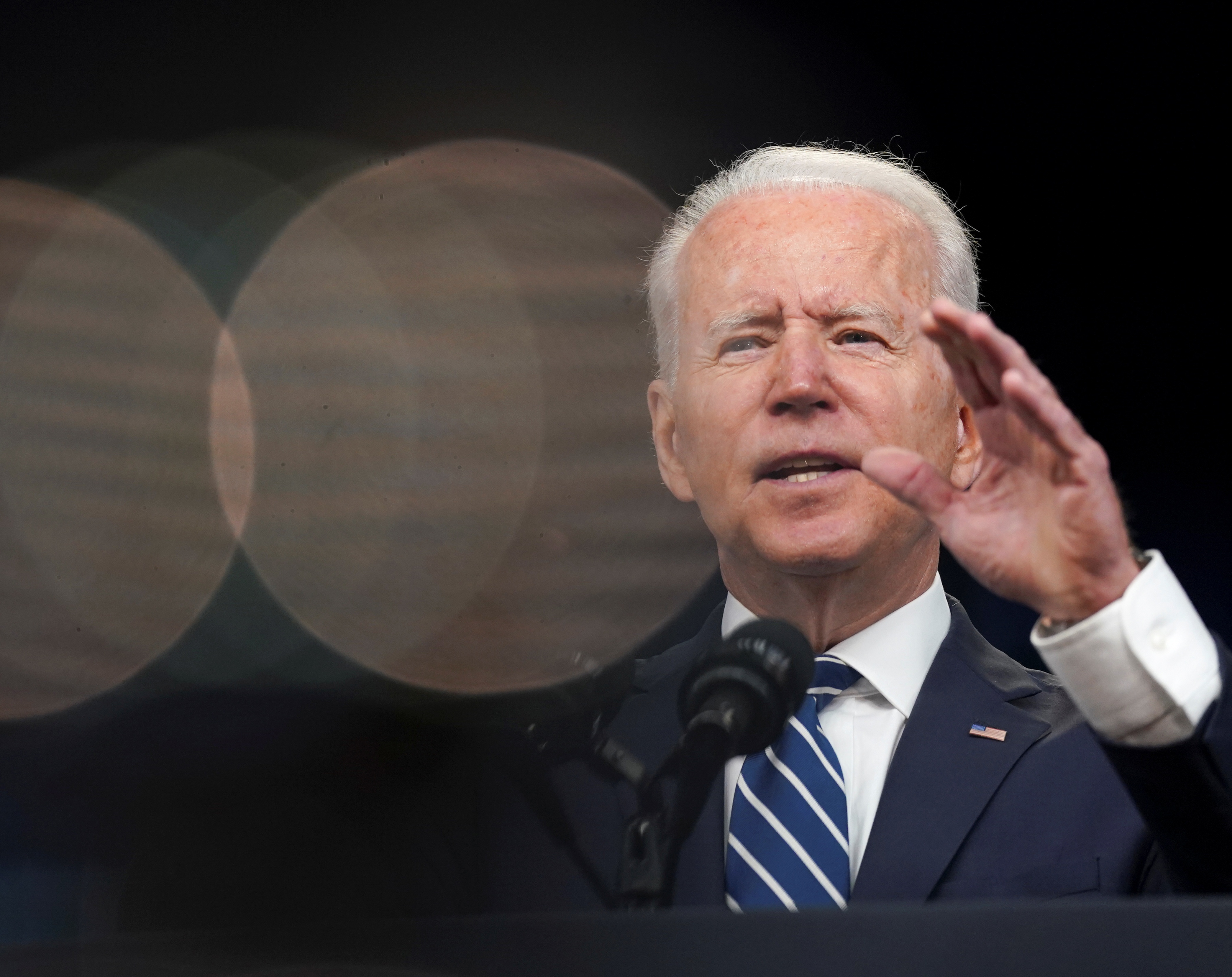 Ong Biden qua voi khi tuyen bo My thoat khoi hiem hoa virus? hinh anh