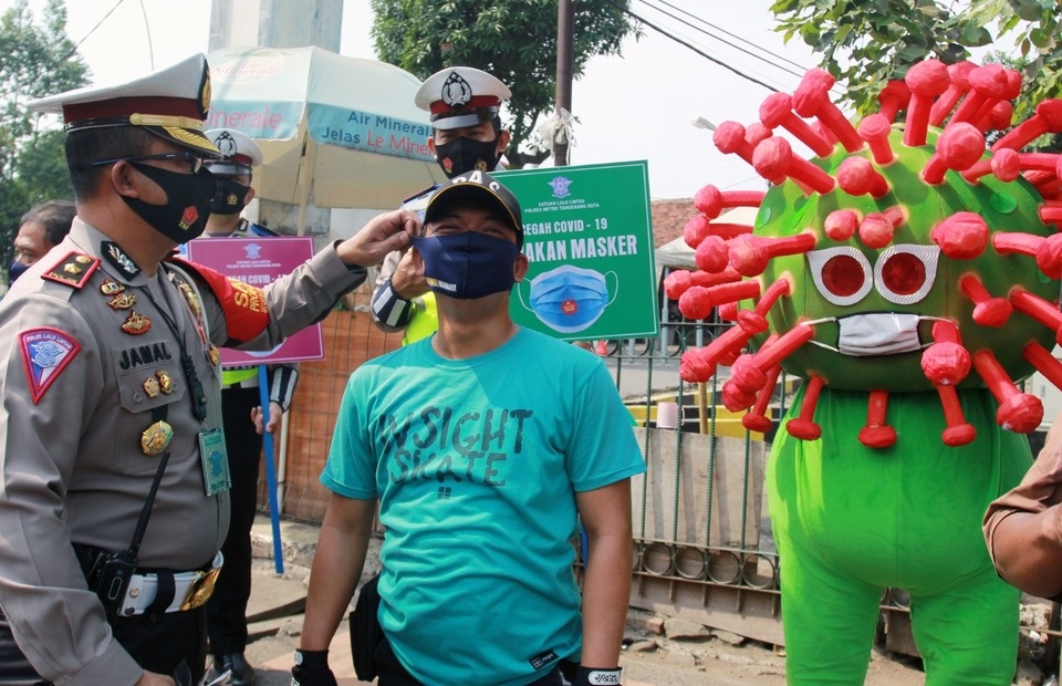 Dich van dien bien phuc tap, Indonesia keo dai lenh han che hinh anh