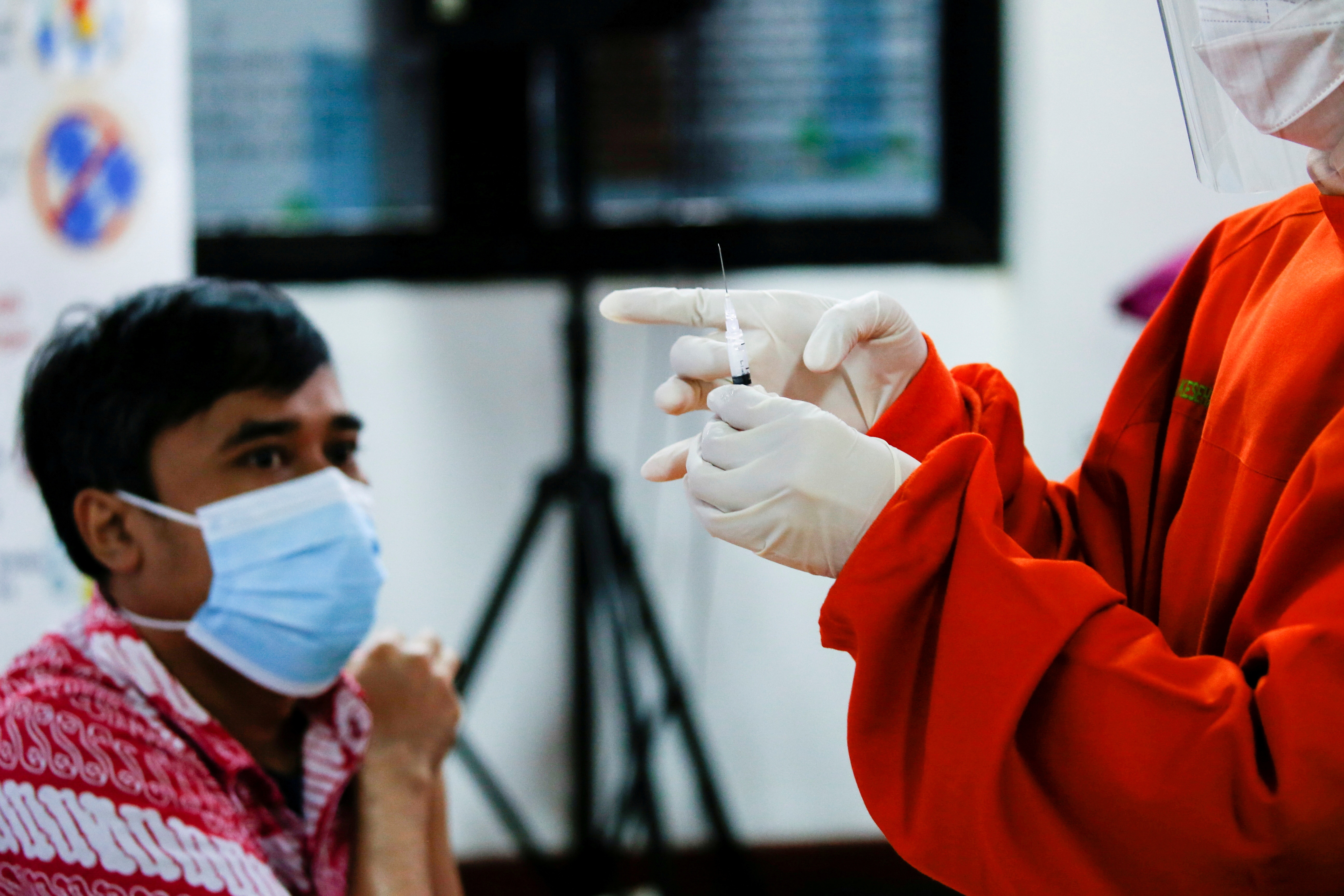 Dong Nam A tim moi cach 'cau' vaccine ve khu vuc hinh anh