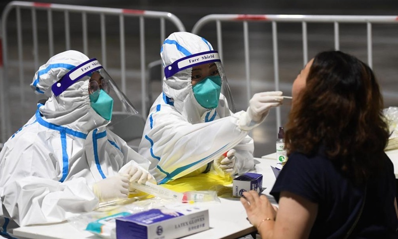 Chuyen gia Trung Quoc keu goi doi cach chong dich vi bien chung Delta hinh anh