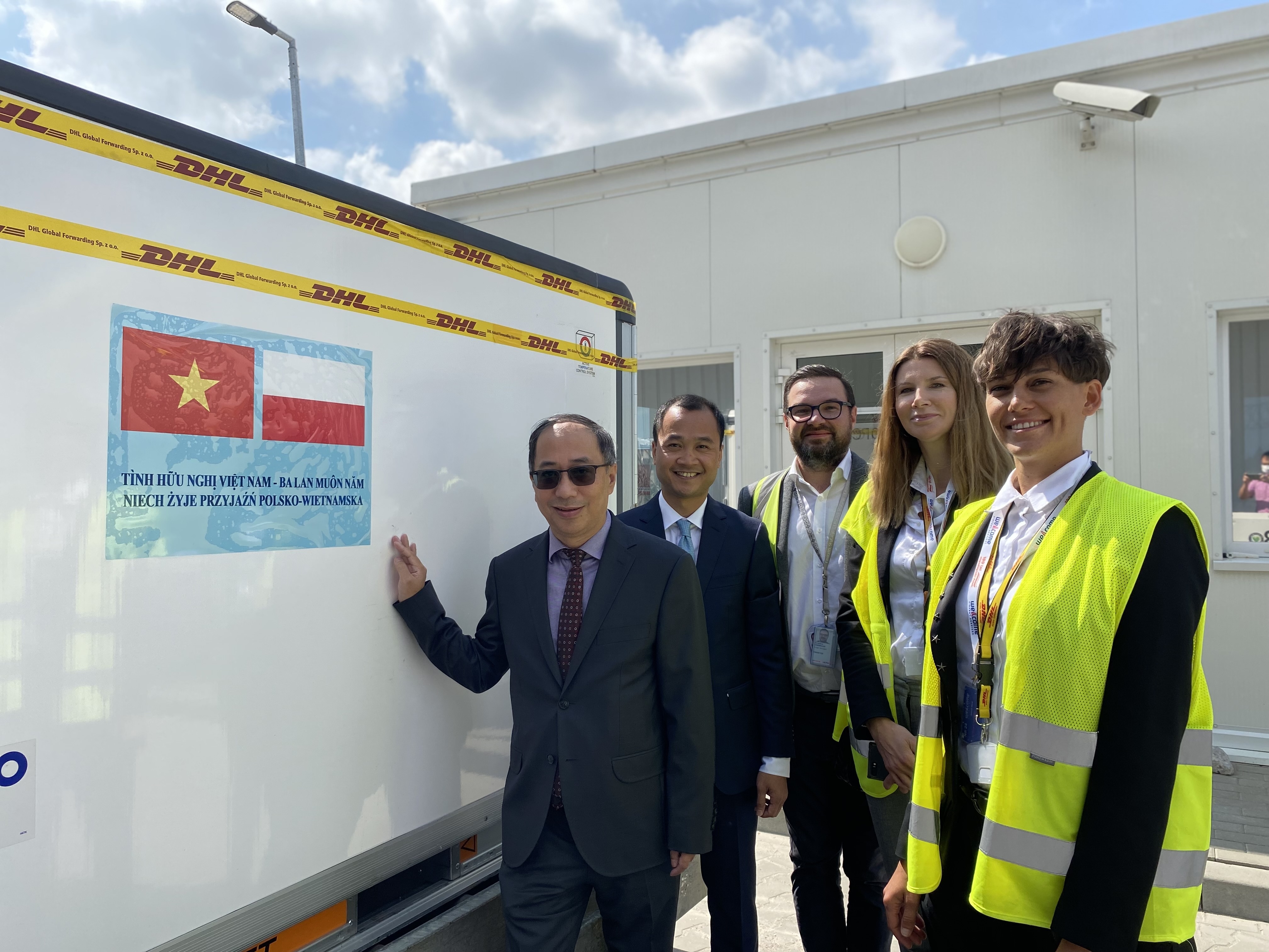 Ba Lan ban giao hon 501.000 lieu vaccine Covid-19 cho Viet Nam hinh anh