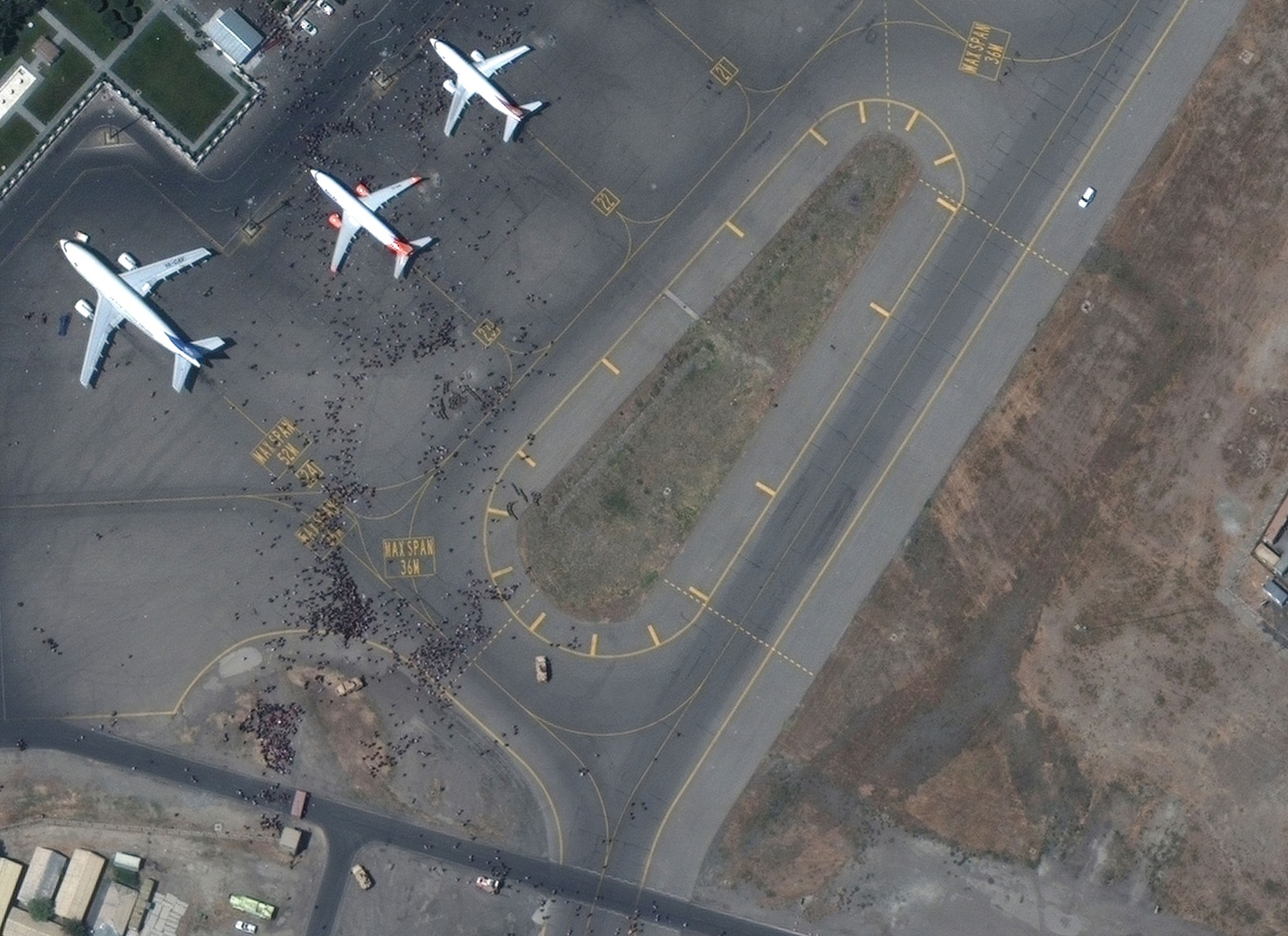 Khong anh lot ta cuoc thao chay hoang loan tai san bay Kabul hinh anh