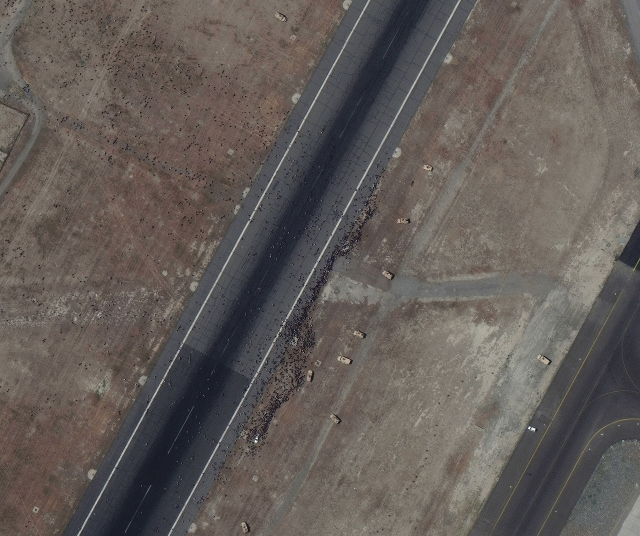 hon loan o san bay Kabul anh 3