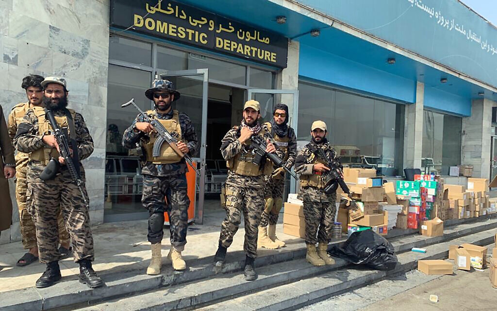 phu nu Afghanistan o san bay anh 1