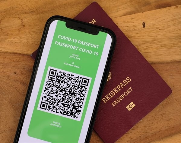 Anh bat ngo huy bo ke hoach ho chieu vaccine hinh anh