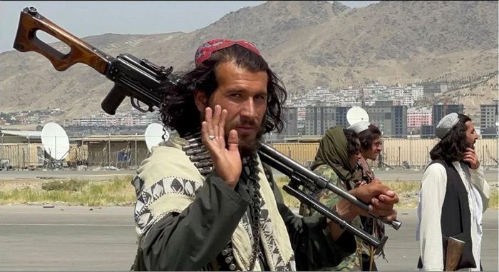 Tinh truong Taliban: Phuong Tay hay tro lai voi tien, khong phai sung hinh anh