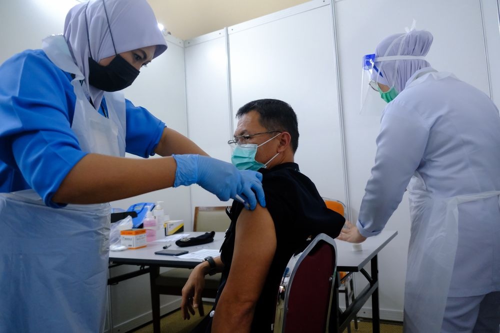 Malaysia se tiem mui vaccine thu 3 vao dau thang 10 hinh anh