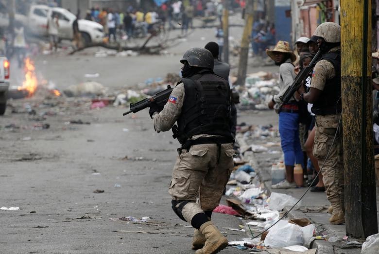 17 nha truyen giao My va nguoi than bi bang dang bat coc o Haiti hinh anh