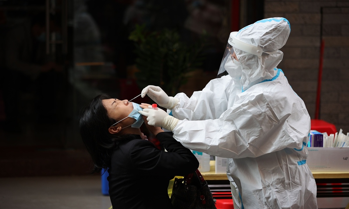 Nguoi dan Trung Quoc leo rao tron xet nghiem Covid-19 hinh anh