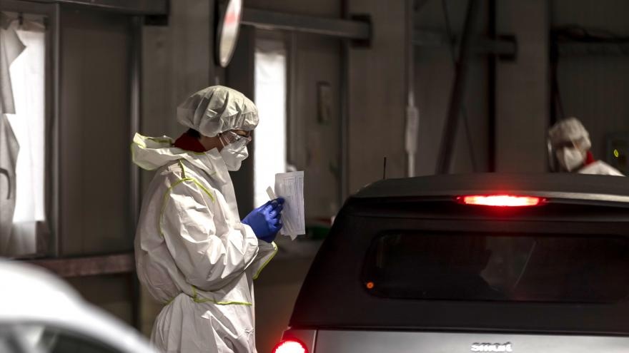 Quoc gia dau tien ap han che voi nguoi chua tiem vaccine Covid-19 hinh anh