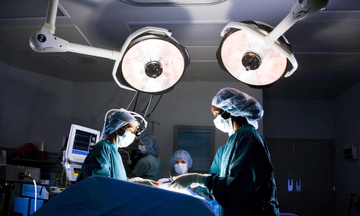 Cat nham chan benh nhan, bac si Ao bi phat hon 3.000 USD hinh anh