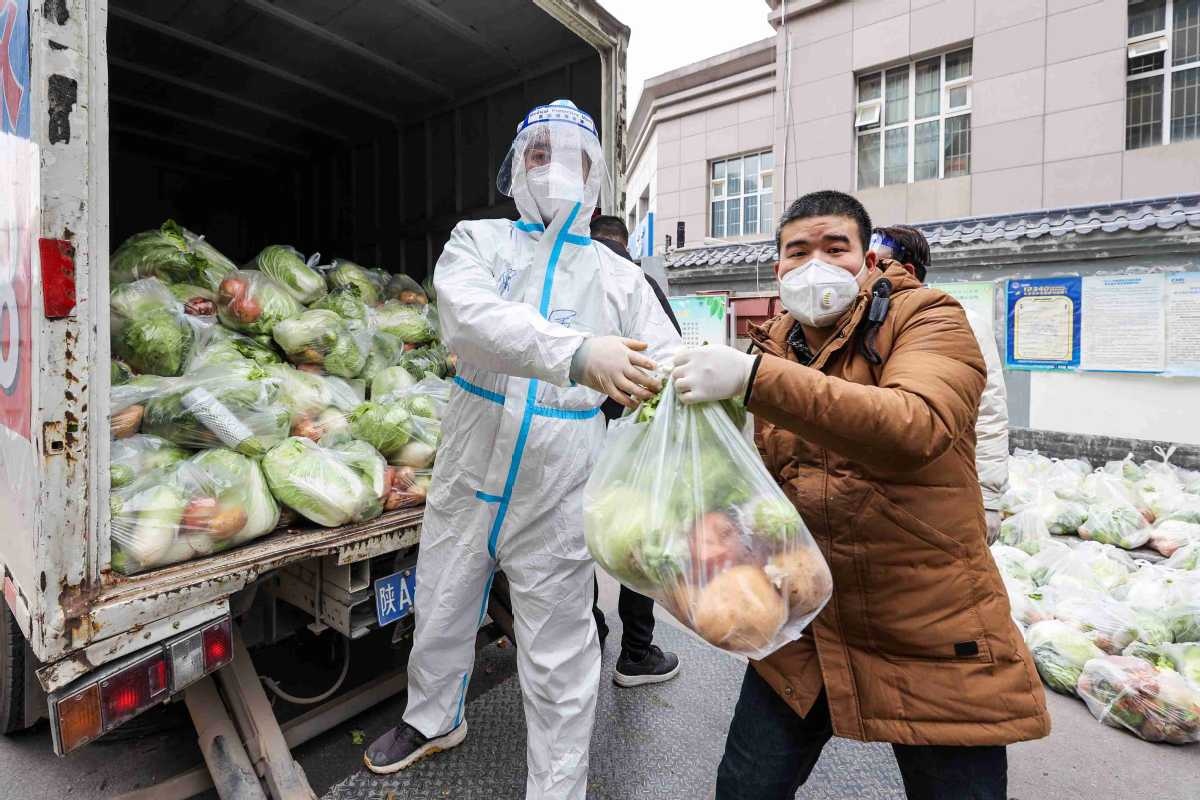 Trung Quoc khan truong tiep te cho 13 trieu dan bi phong toa hinh anh