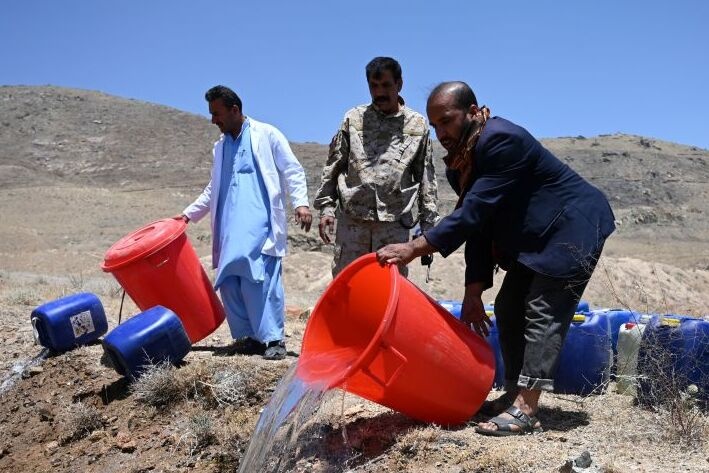 Taliban do bo 3.000 lit ruou xuong con kenh o Kabul hinh anh