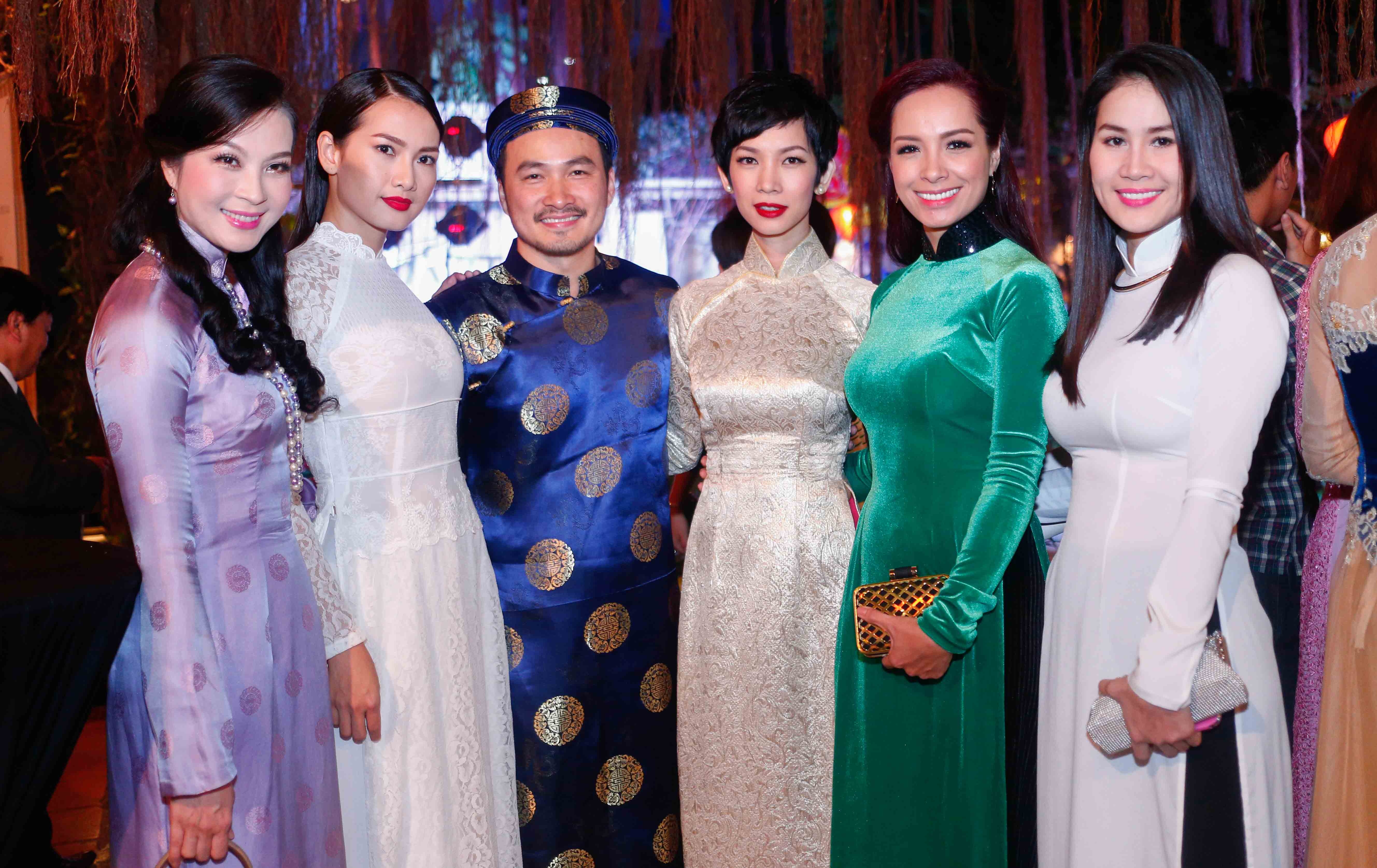 Sao Viet dong loat dien ao dai di tiec ngay giap Tet hinh anh