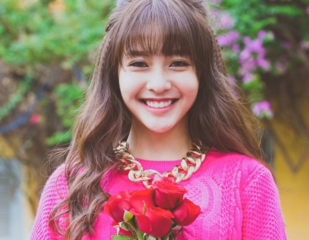 Hot girl Kha Ngan ruc ro don Tet hinh anh