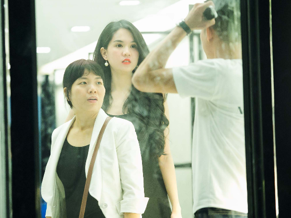 Ngoc Trinh tat bat cham lo showroom moi truoc gio di My hinh anh