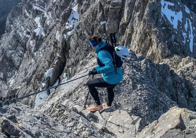 Nghi bi ban trai bo roi chet cong tren nui o Ao hinh anh