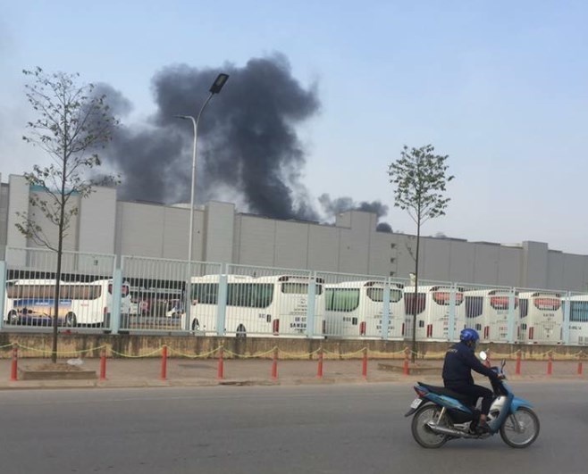 Khoi den boc cao o nha may Samsung Thai Nguyen hinh anh