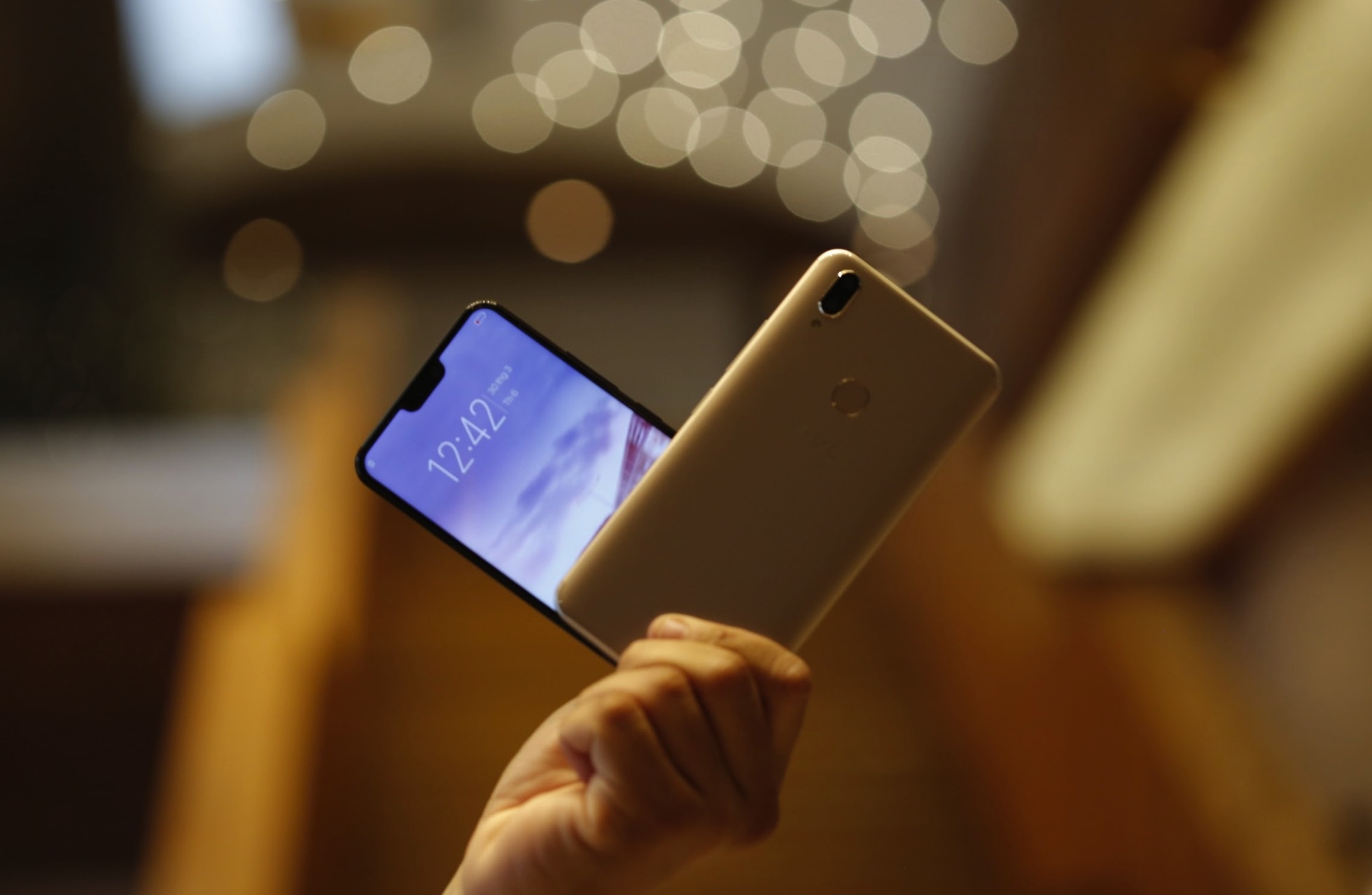 Vivo V9 ra mat o VN: Camera selfie 24 MP, gia 8 trieu hinh anh