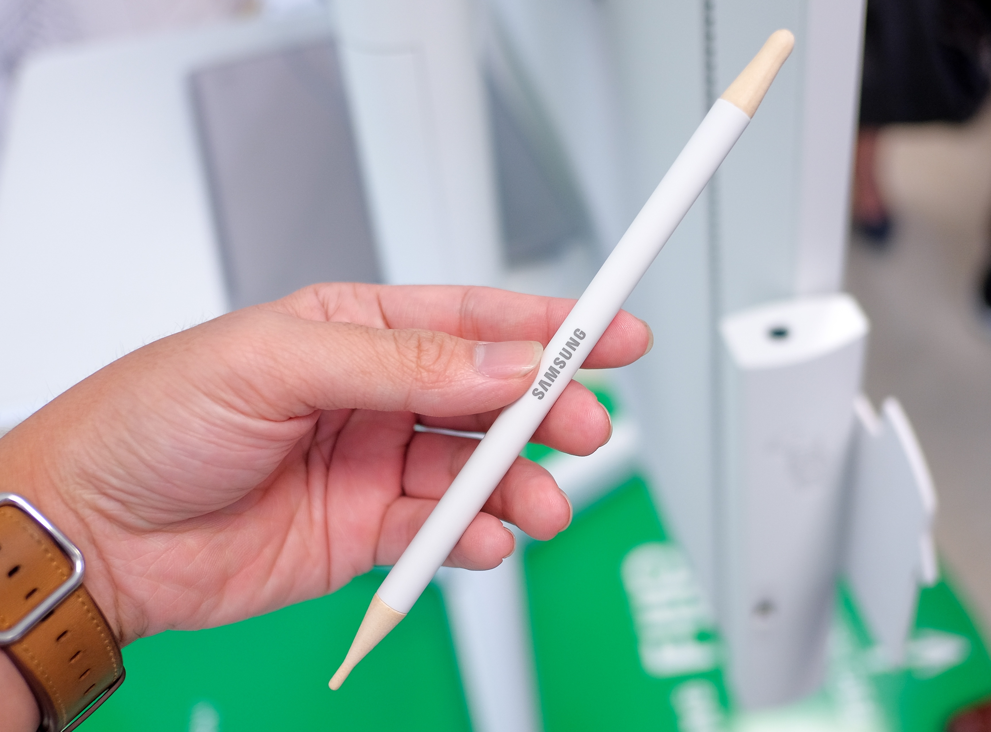 ra mat man hinh Samsung Flip anh 3