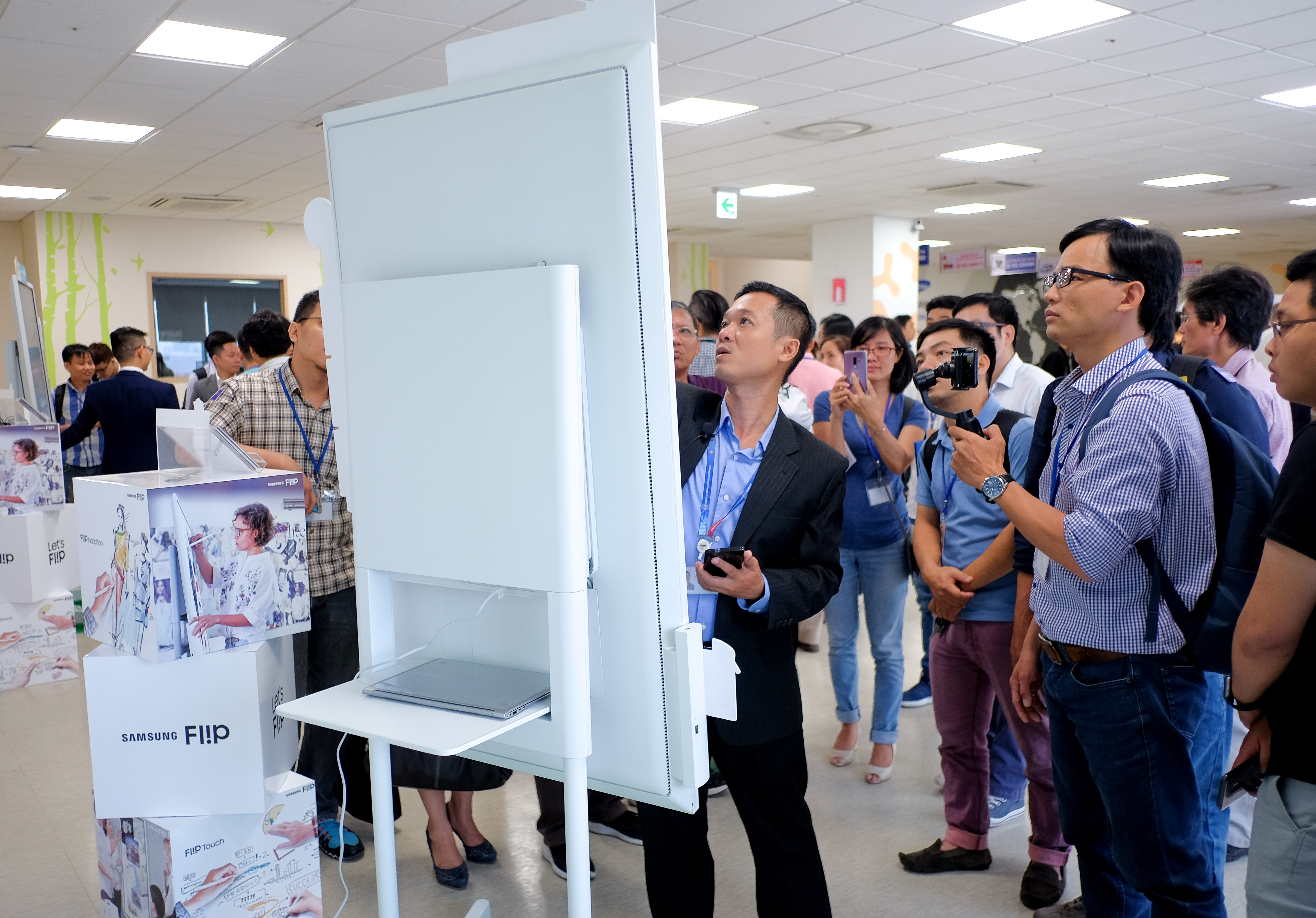 ra mat man hinh Samsung Flip anh 5