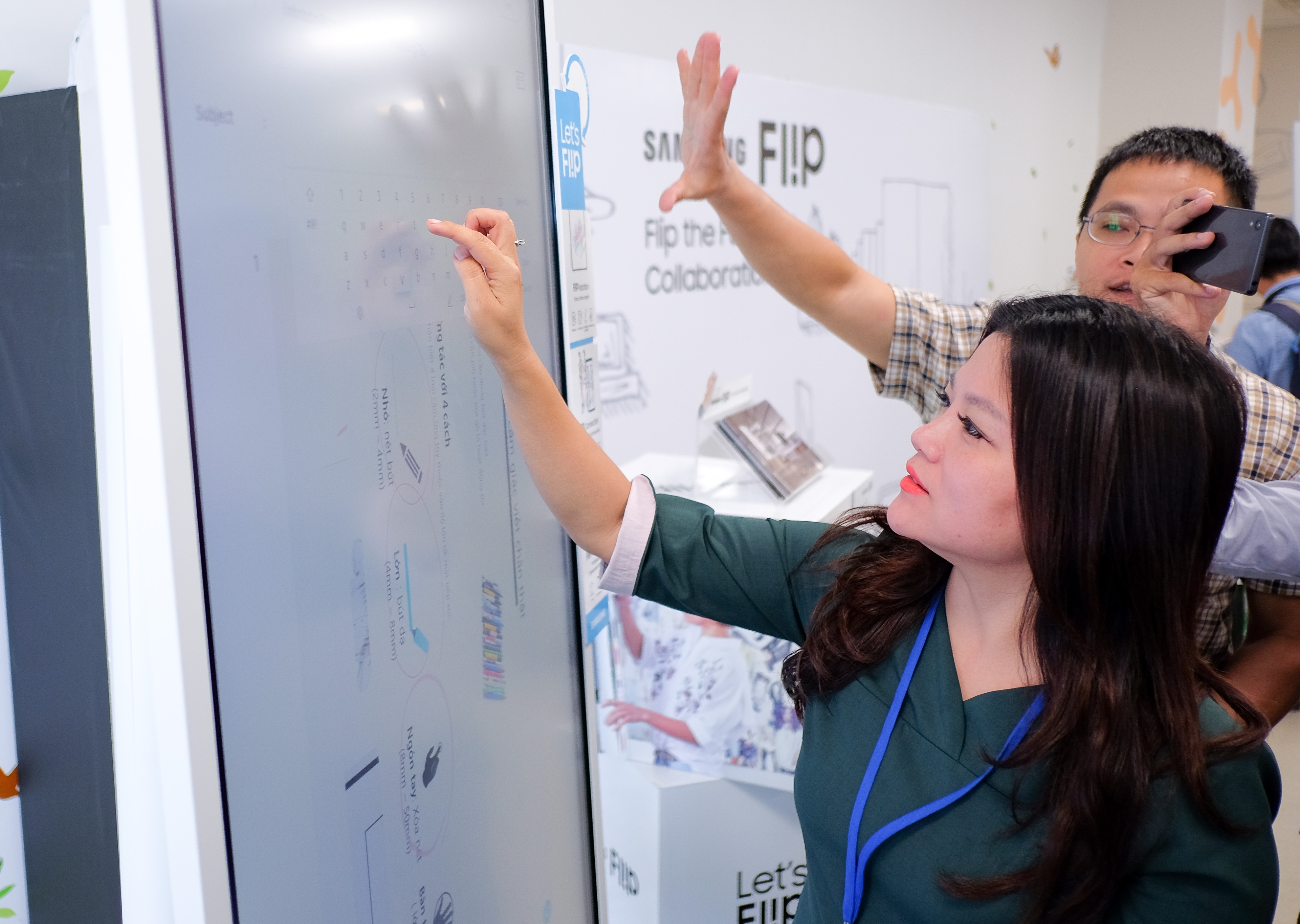 ra mat man hinh Samsung Flip anh 4