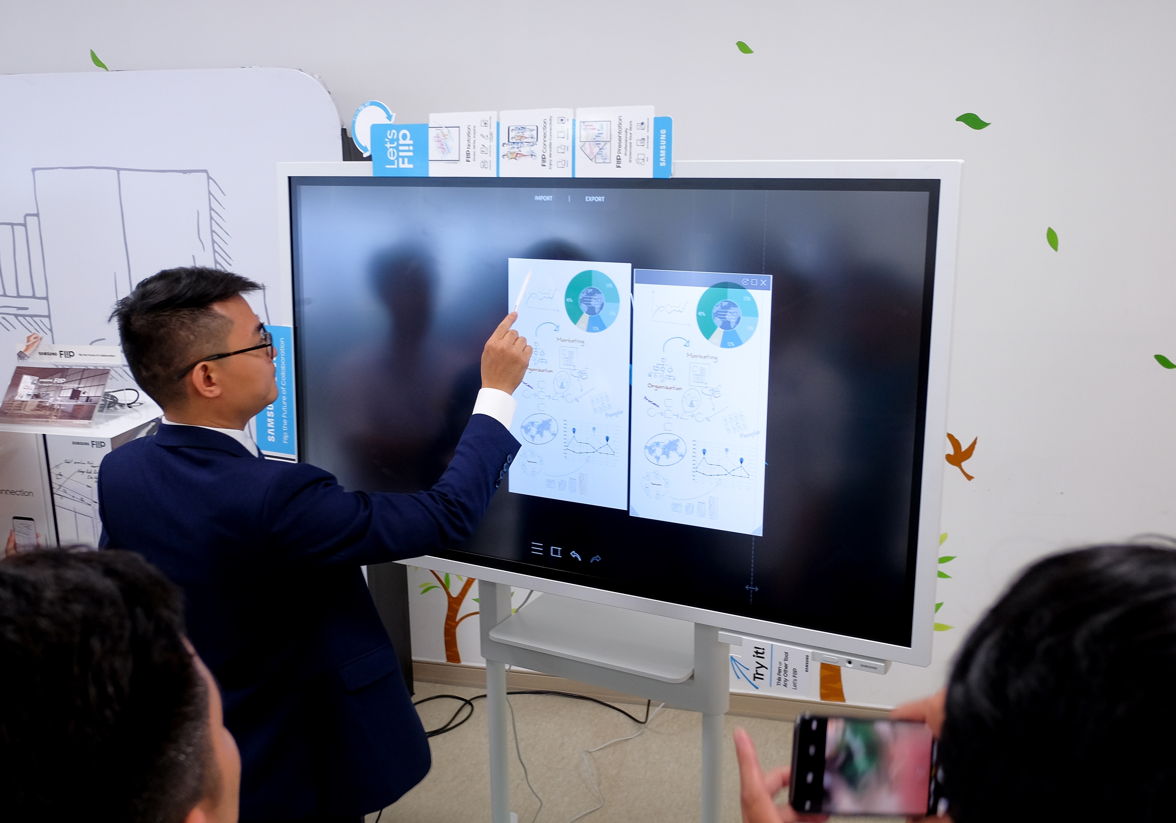 ra mat man hinh Samsung Flip anh 2