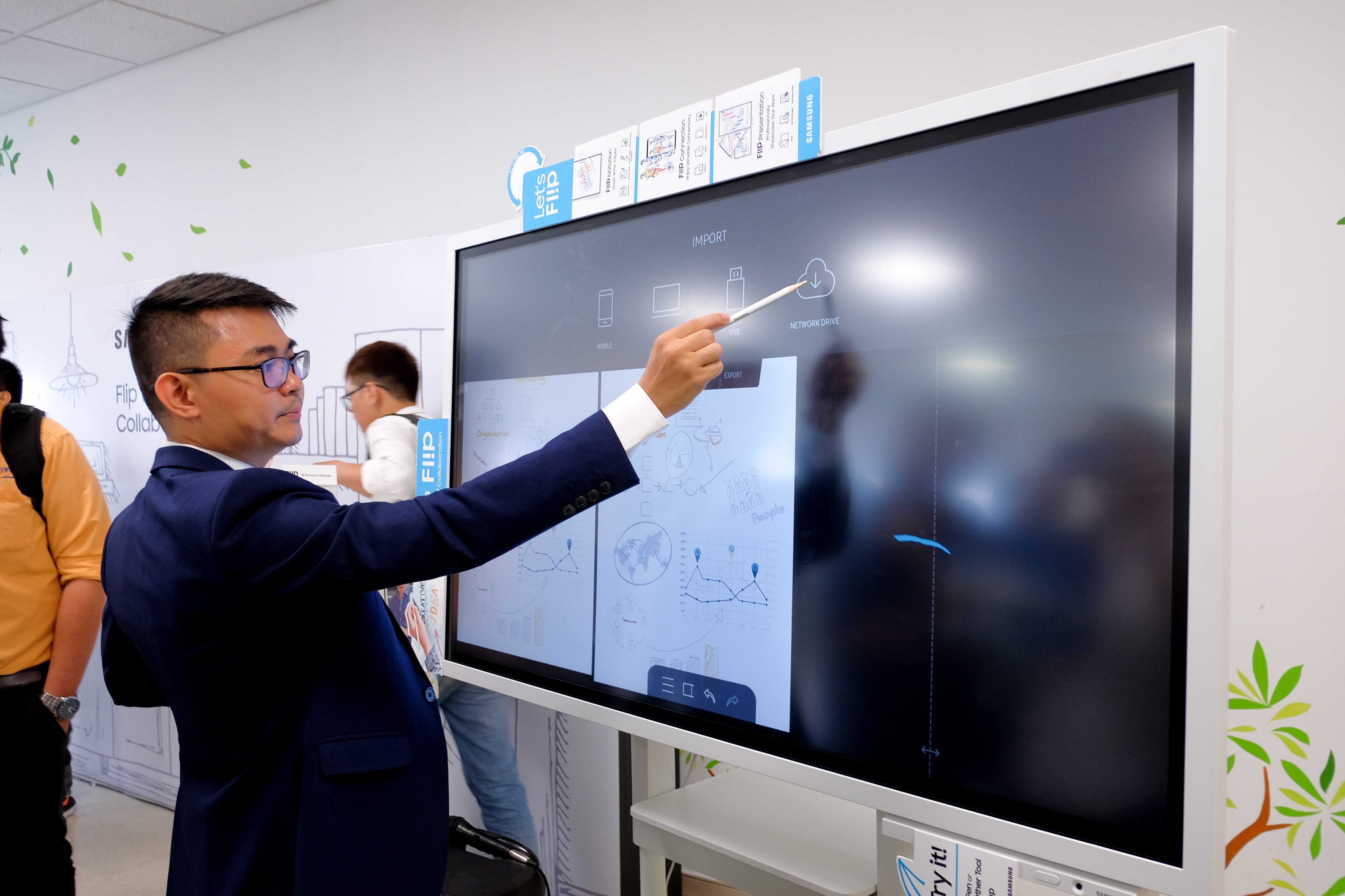 ra mat man hinh Samsung Flip anh 6