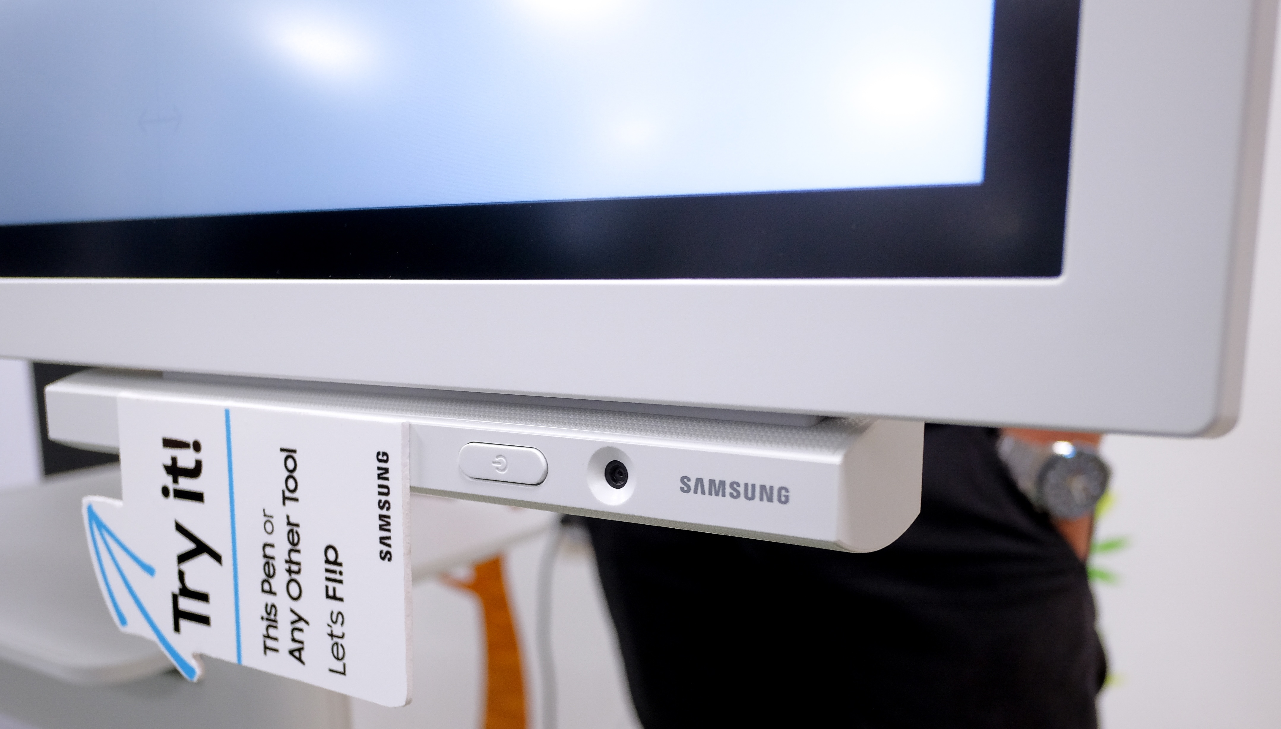 ra mat man hinh Samsung Flip anh 8