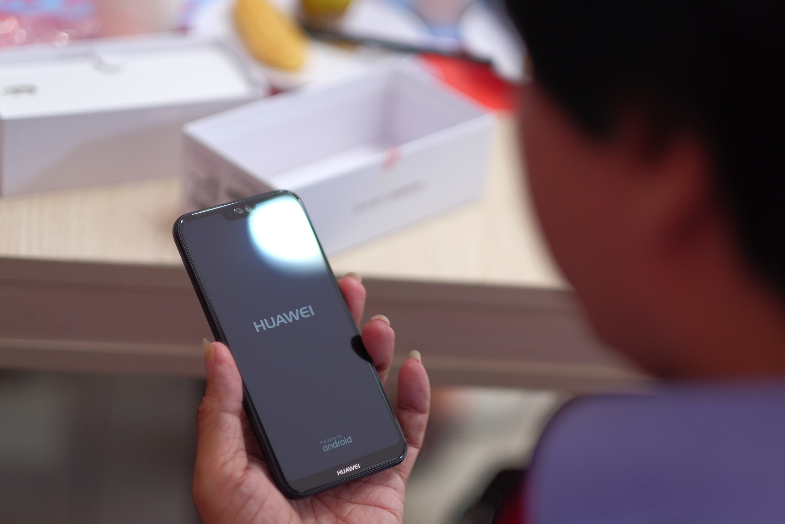 Ngay dau ban Huawei Nova 3e o VN: 'Sot hang' ngoai du kien hinh anh