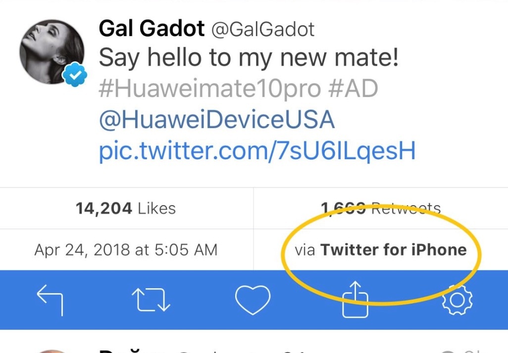 Wonder Woman dung iPhone quang cao Huawei anh 2