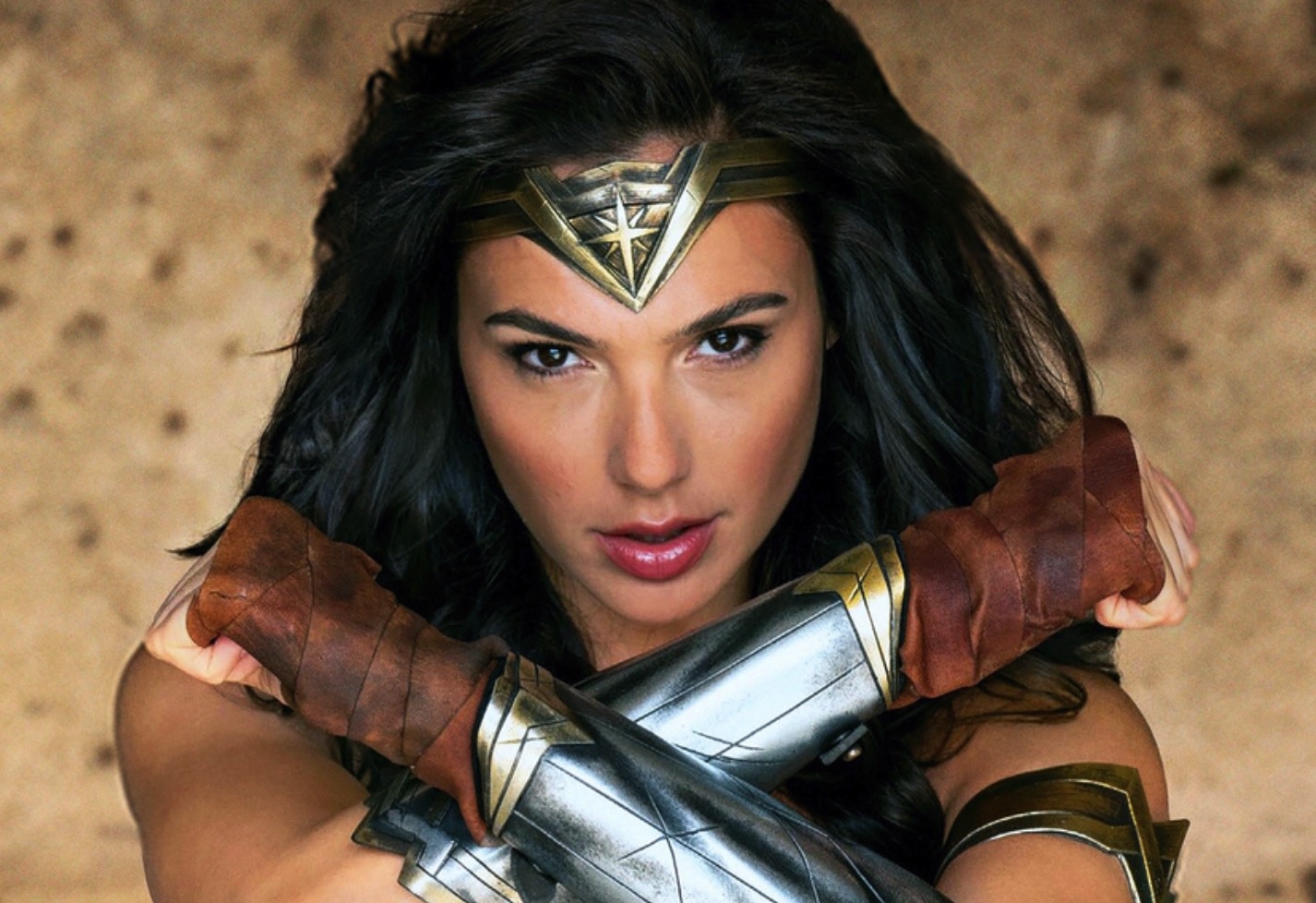 Wonder Woman bi phat hien dung iPhone dang quang cao Huawei hinh anh