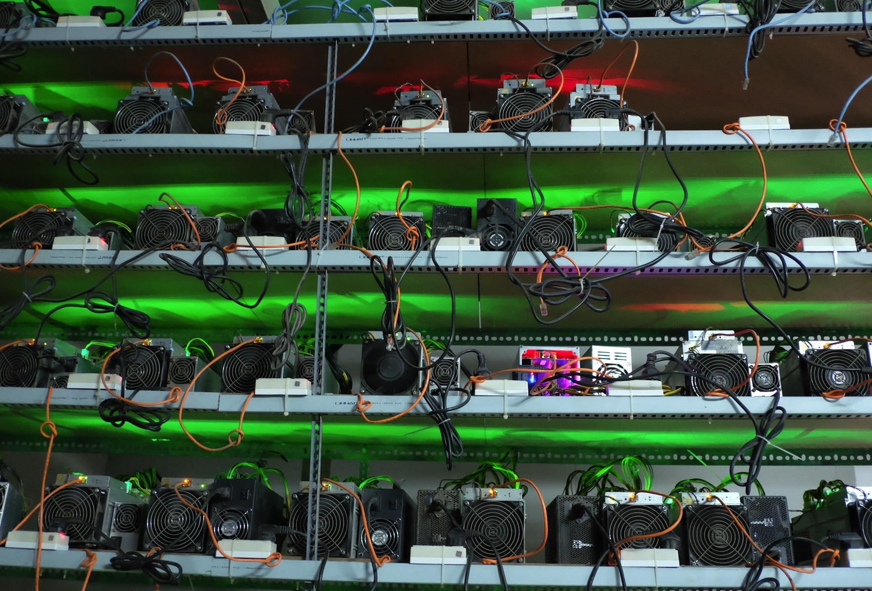 Bitcoin sap cham 10.000 USD, 'trau cay' lai o at ve Viet Nam hinh anh