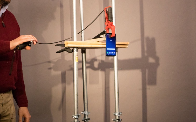 Chi 18.000 USD de tim ra smartphone ben nhat khi roi hinh anh