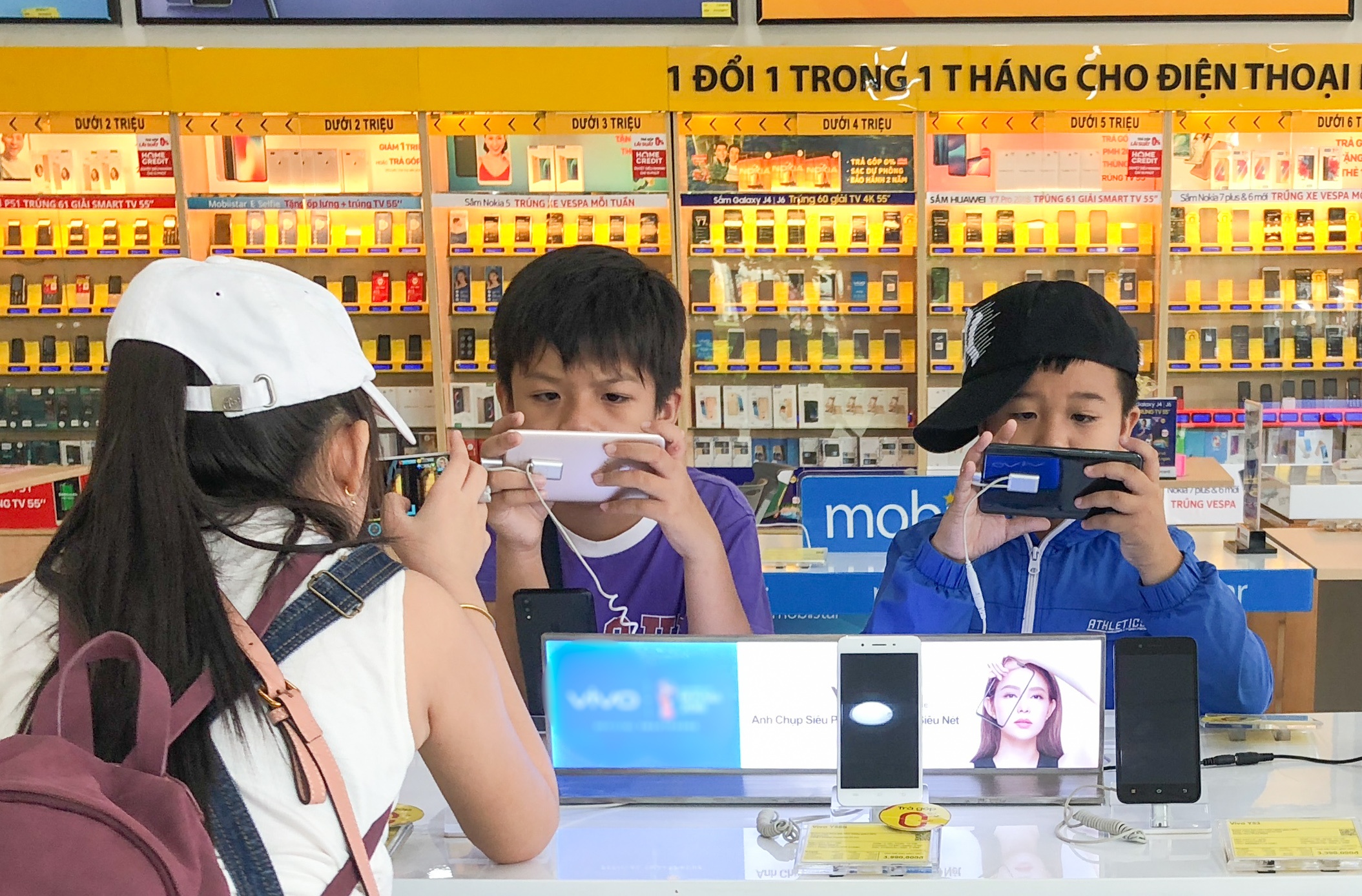 Tre em thoi cong nghe - mua he troi qua tren vai muoi inch hinh anh