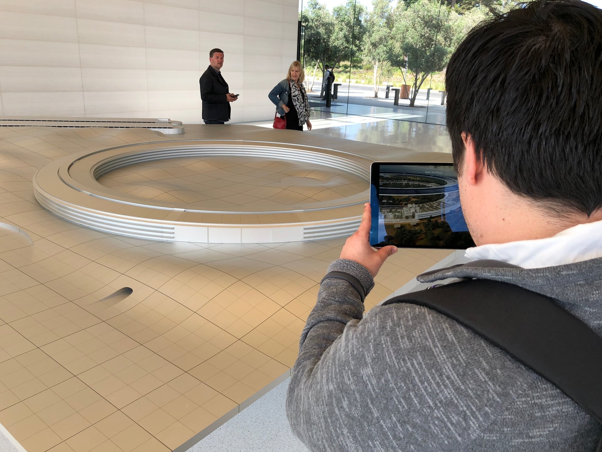 Tham quan tru so Apple cung can co 'bi kip' hinh anh