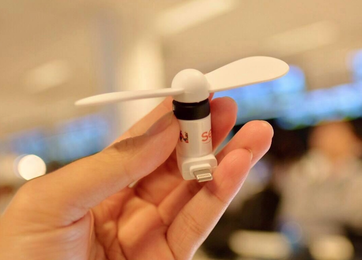 Chiec quat USB gay hoang mang ben le thuong dinh Trump - Kim hinh anh