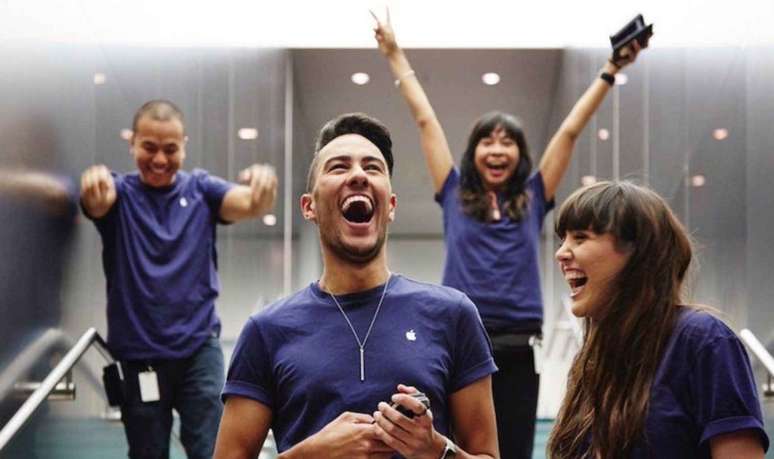 Cu 10 phut, nhan vien Apple lai dung day mot lan hinh anh