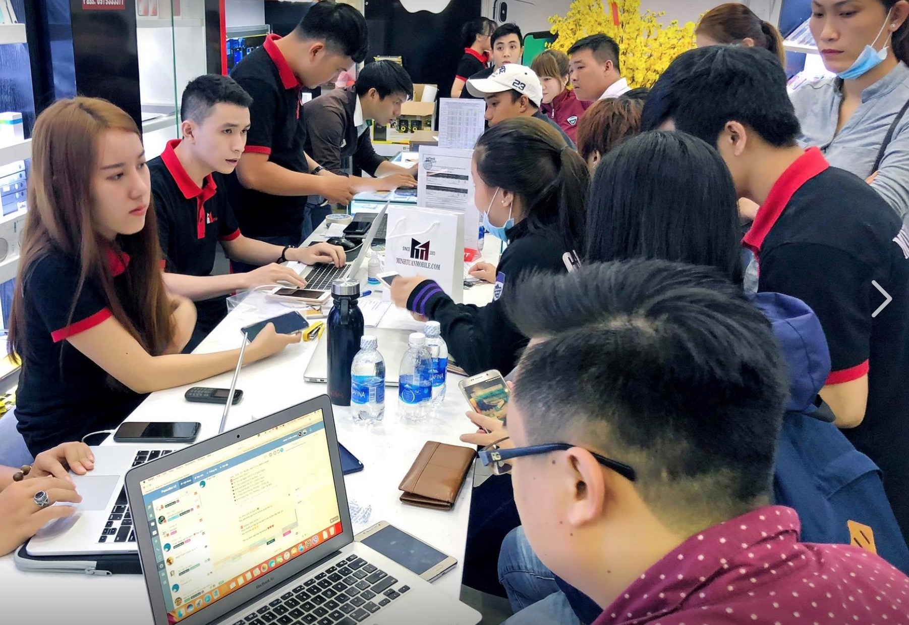 Sang tay dien thoai cu tang manh dip World Cup hinh anh