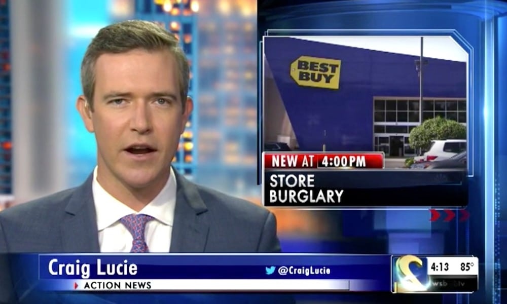 Đục mái nhà trộm iPhone ảnh 1 Duc mai nha trom iPhone anh 1