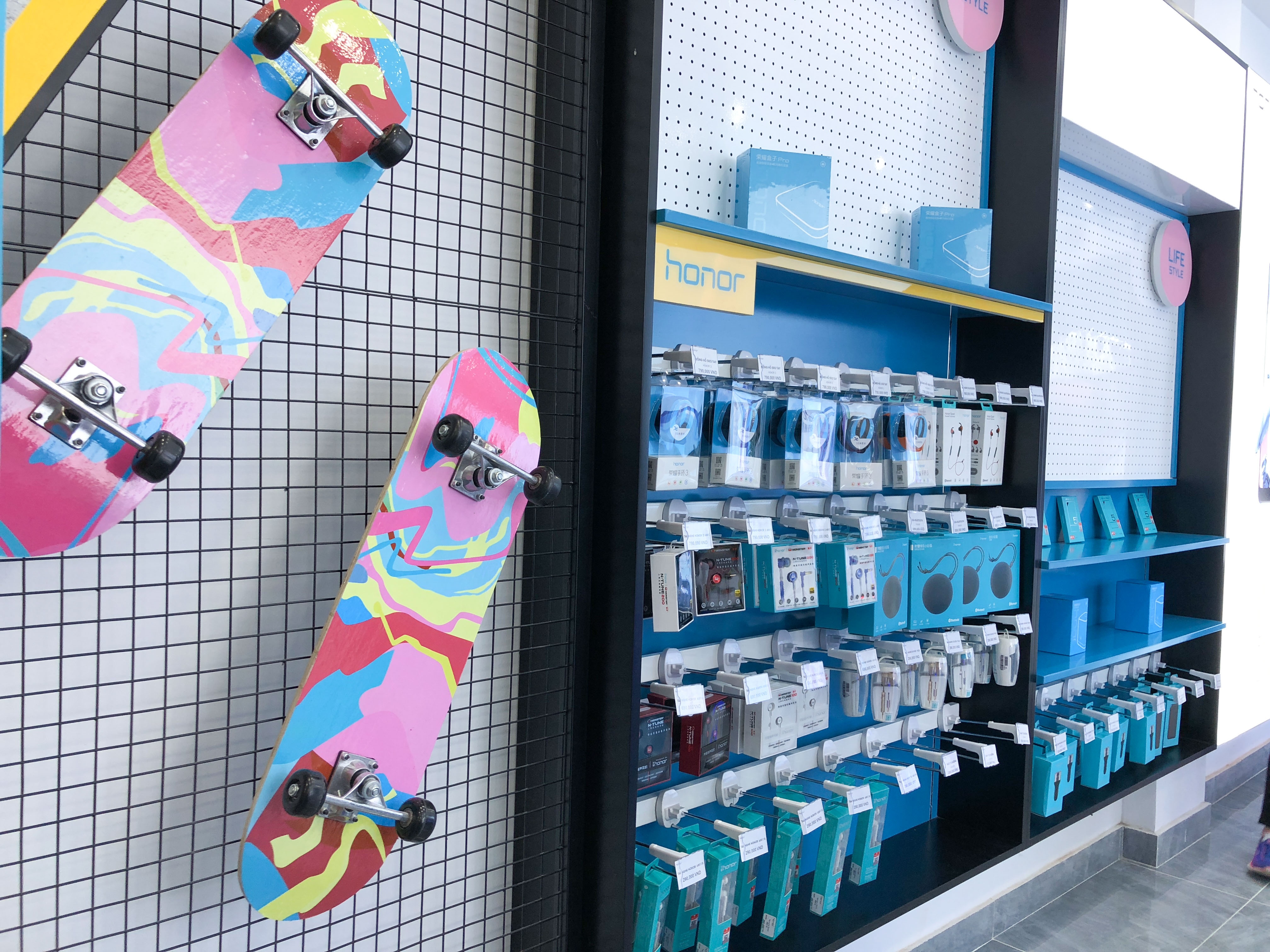 Honor khai truong cua hang dau tien tai Viet Nam hinh anh