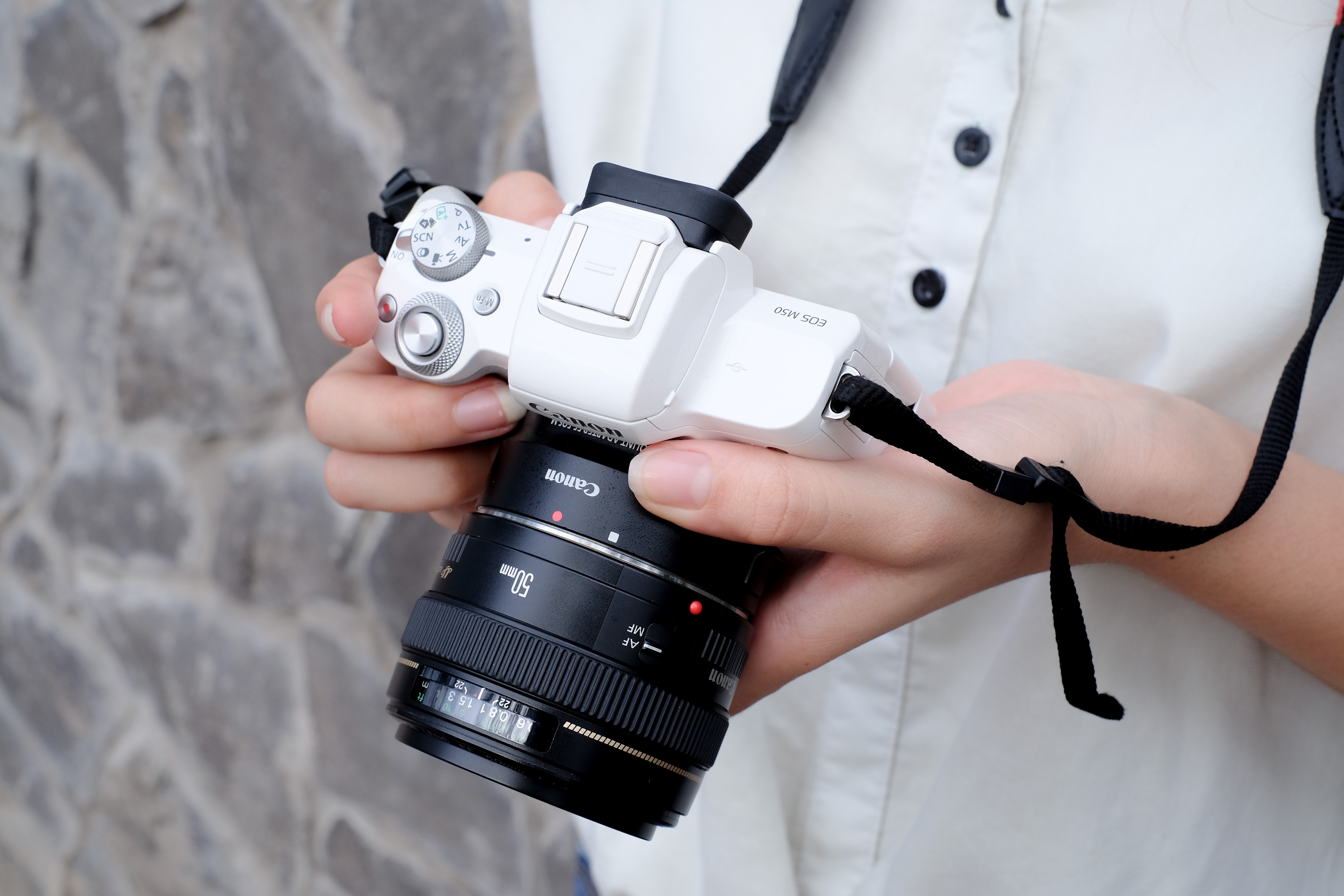 co nen mua canon m50 anh 4