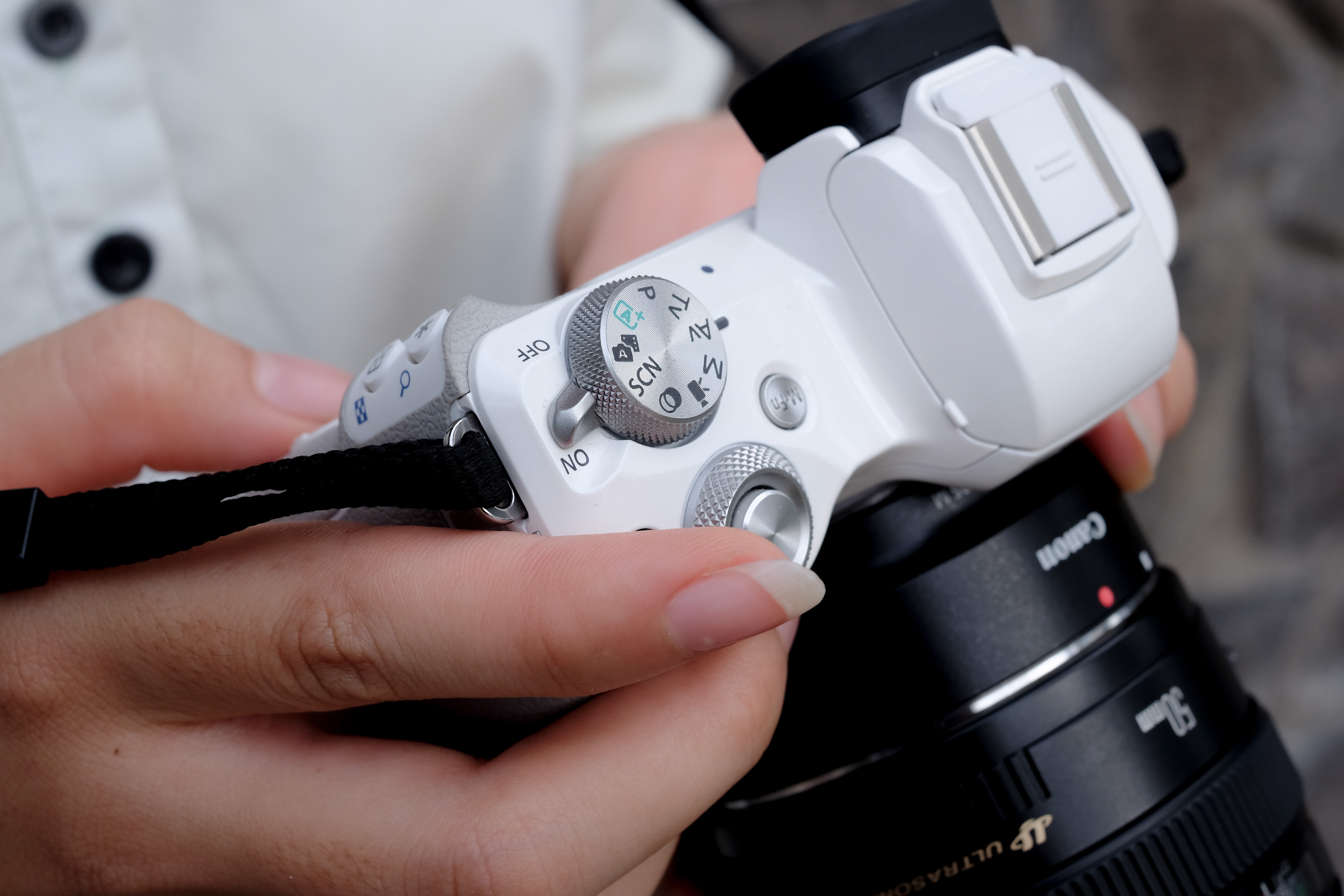 co nen mua canon m50 anh 5